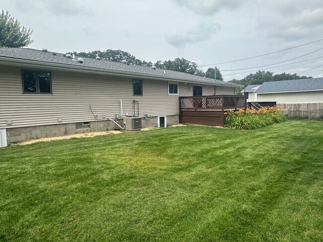 Foto del edificio - Beautifully Remodeled 4 Bedroom