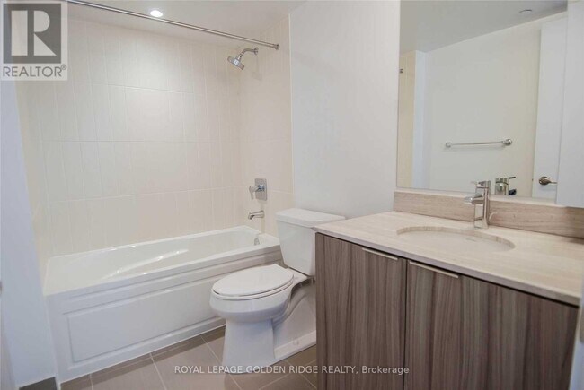 Building Photo - 955 Bay St.