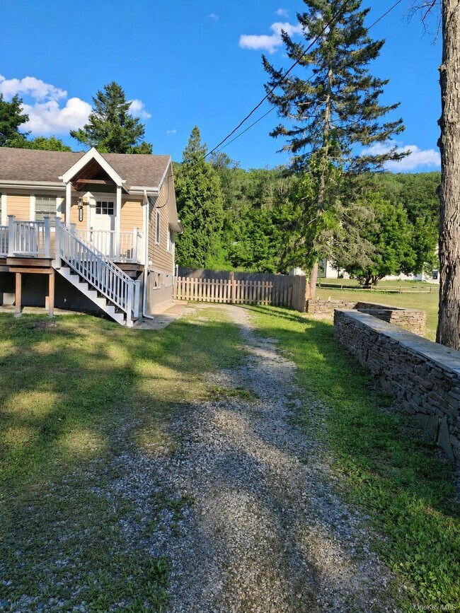 Foto del edificio - 1144 Peekskill Hollow Rd