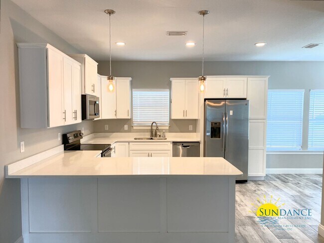 Building Photo - Elegant Navarre home with lots of natural light from windows!