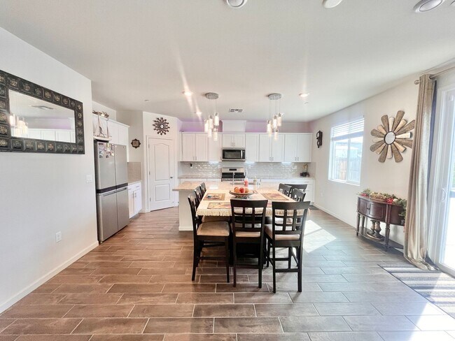 Foto del edificio - Stunning 5-bedroom, 3-bathroom residence with Solar!