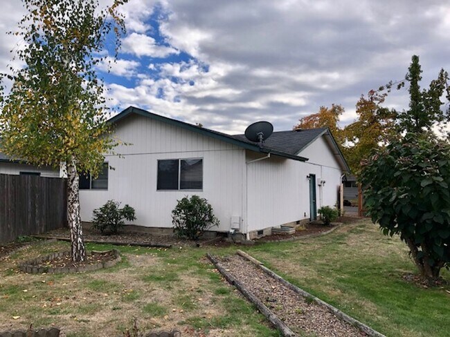 Building Photo - 2-bedroom 1-bathroom duplex
