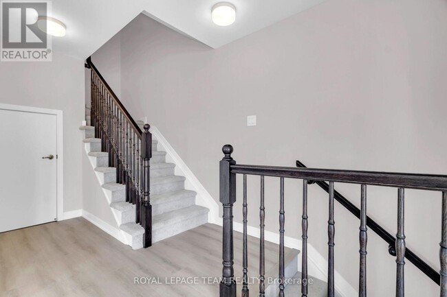 Building Photo - 810 Parnian Private