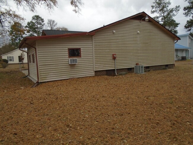 Building Photo - Charming 3 bedroom!