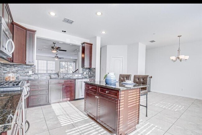 Building Photo - Spacious 3BR Townhome in Addison