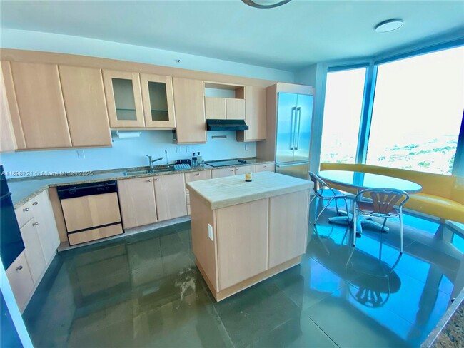 Foto del edificio - 300 South Pointe Dr