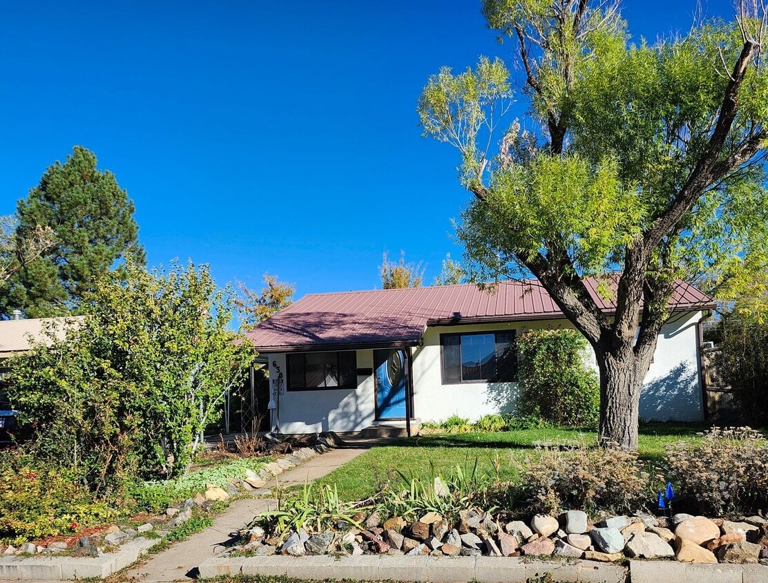 Primary Photo - 4 bed 2 bath plus office