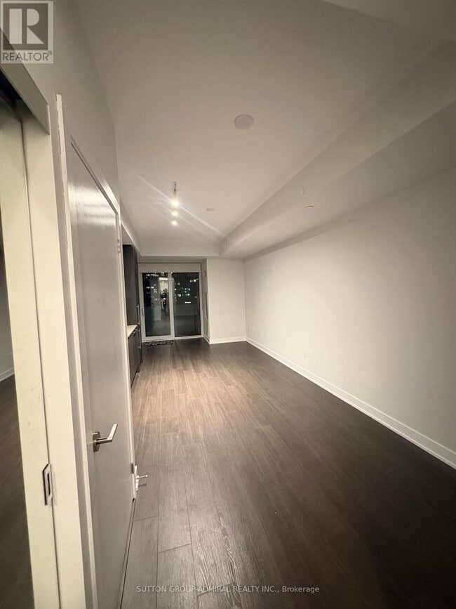 Photo du bâtiment - 430 Square One Dr