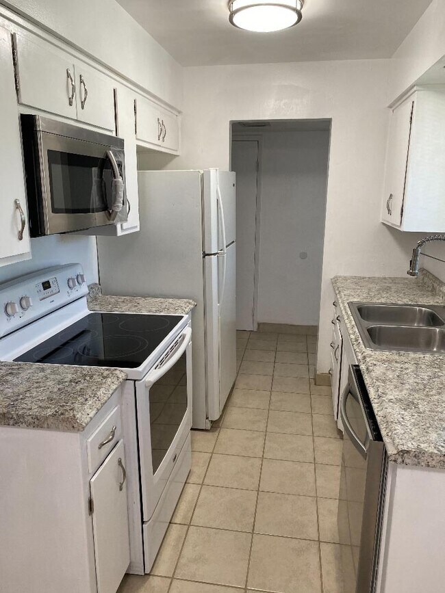 Kitchen - 1062 Lake Glen Way