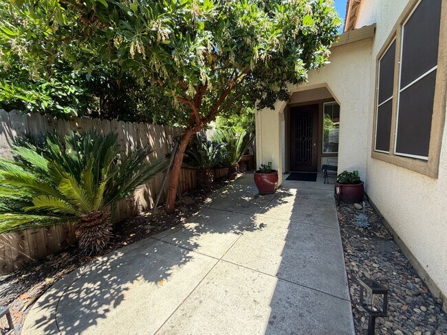Foto del edificio - Spacious 4-Bedroom Elk Grove Home with Updated Kitchen, Quartz Countertops! VIEW TODAY!