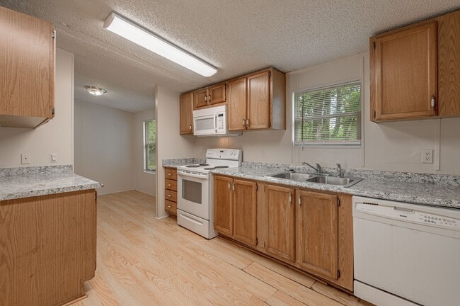 Building Photo - 1323 Avenue E