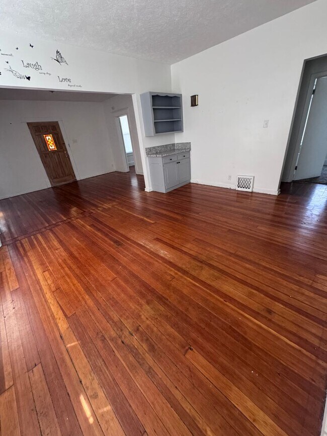 Building Photo - Charming 4-Bedroom Home in Desirable West ...