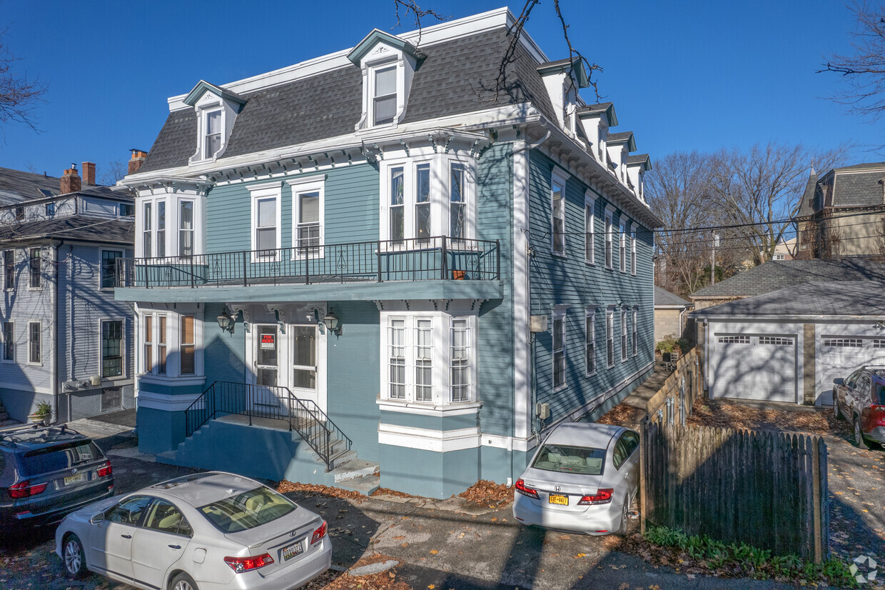 Primary Photo - 176 Williams St
