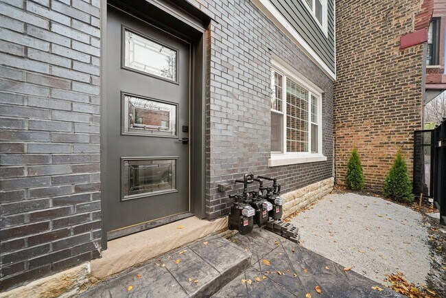 Building Photo - 2102 W Huron St