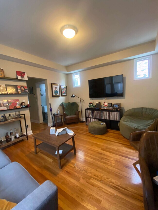Foto del edificio - 3054 N Milwaukee Ave