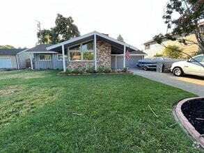 Building Photo - 1511 Deerwood St