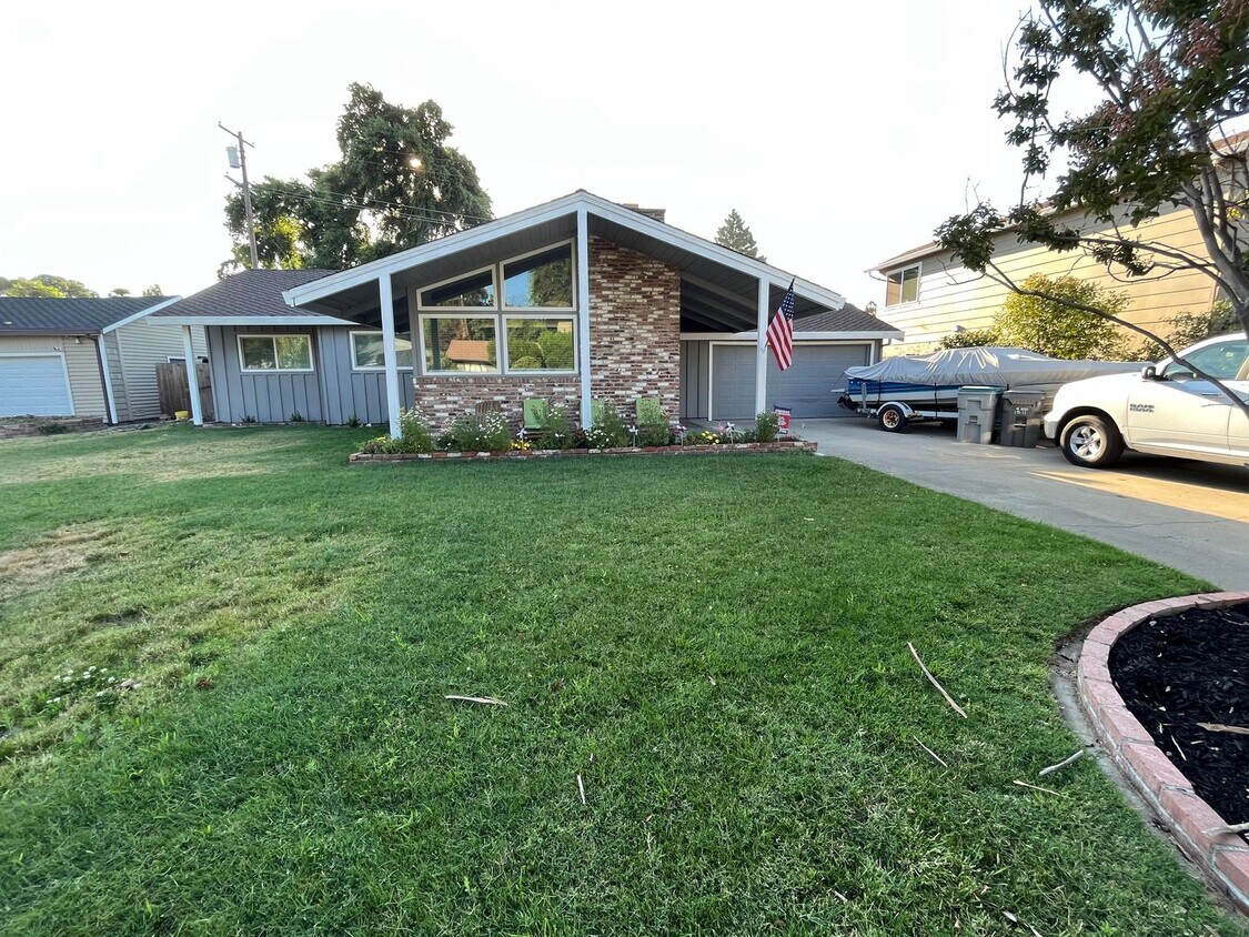 Foto principal - Charming 3-Bedroom Home with Pool in West ...