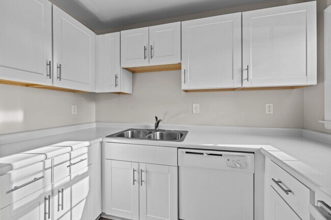 Building Photo - *MOVE IN READY* 3 Bed, 2 Bath Condo, Close to Uptown!!!