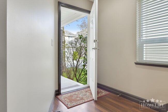 Photo du bâtiment - Spacious 4 Bed 4 Bath Townhome in Gated Alder Park Community in Panorama Ridge