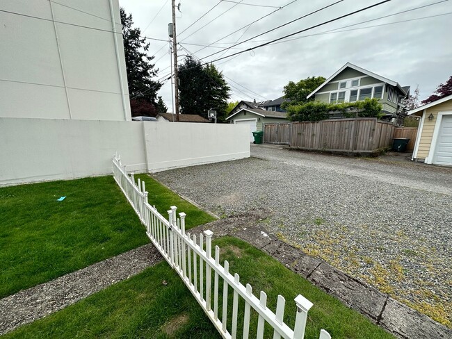 Building Photo - 2Bd/1Ba Seattle House