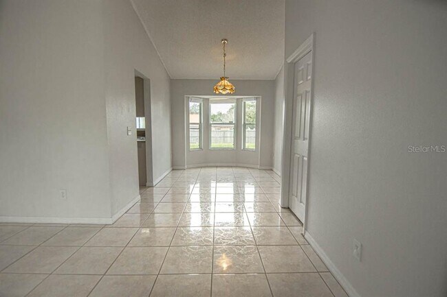 Building Photo - 233 E Gardenia Dr