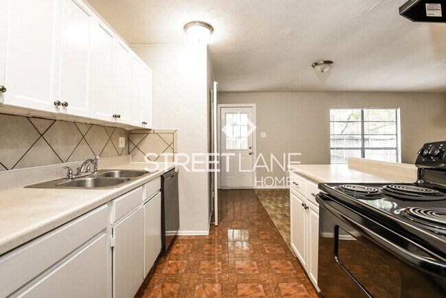 Building Photo - Stunning 3 Bedroom 2 Baths Home In Houston!