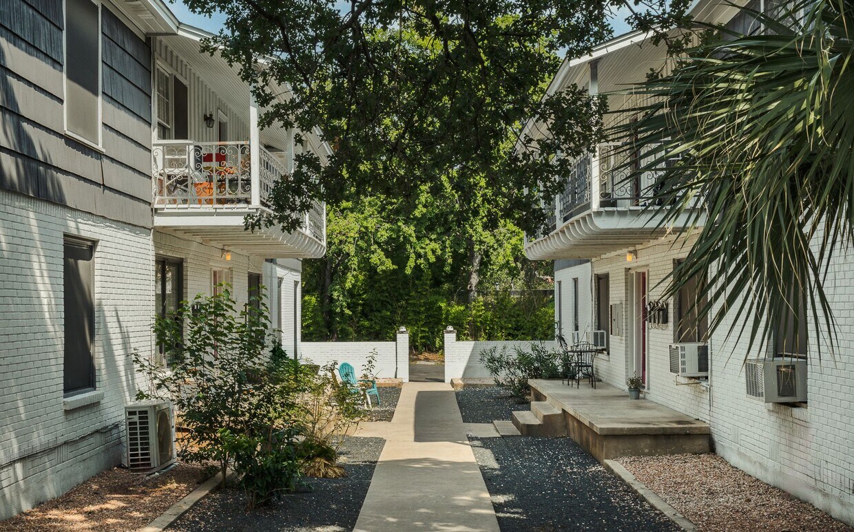 Foto principal - Charming 2-bedroom, 1-bathroom apartment!