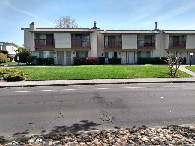 Foto del edificio - 1013 Golf Course Dr