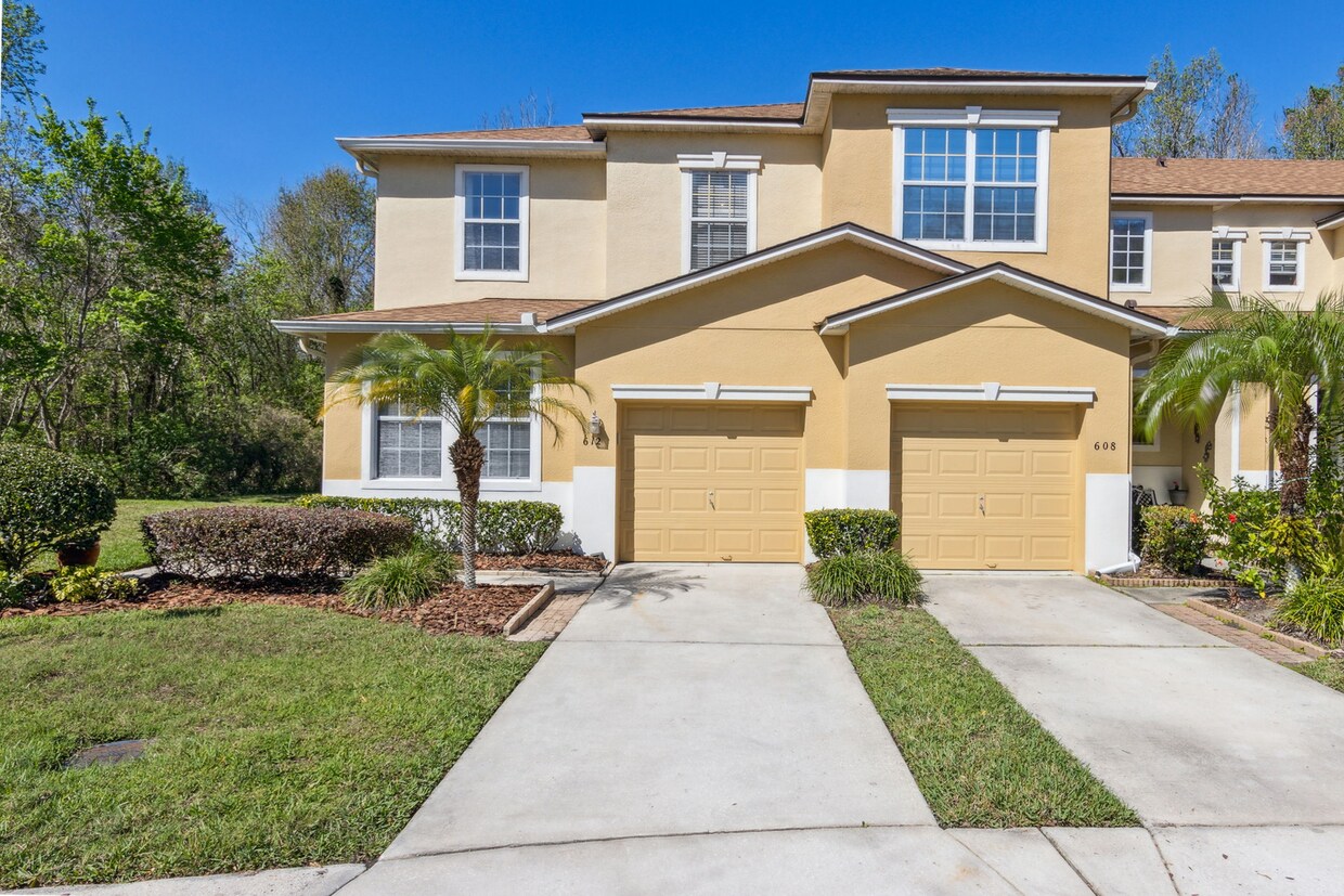 Foto principal - Hidden Gem on a Cul-de-Sac: Elegant End-Un...