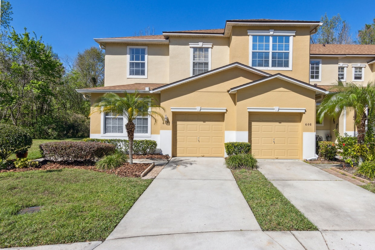 Primary Photo - Hidden Gem on a Cul-de-Sac: Elegant End-Un...