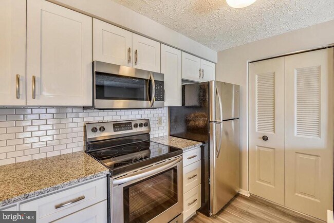 Building Photo - 3501 Wedgewood Ct