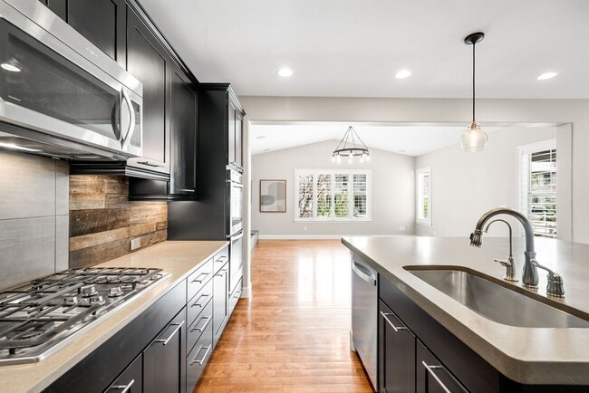 Building Photo - Luxury 4BD, 4BA Backcountry Home with Fenc...