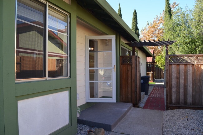 Building Photo - 4823 Silver Lake Ct