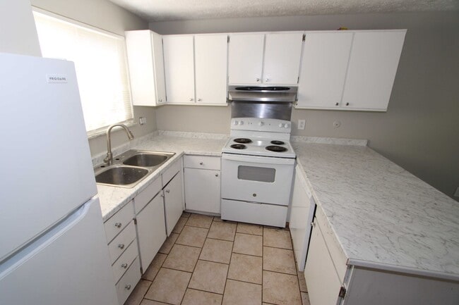 Building Photo - Beautiful 3 Bedroom 1 and a Half Bath Home