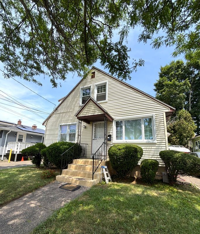 Primary Photo - 95 Burke St
