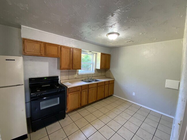 Building Photo - 3 bedroom 1 bath -  Moore