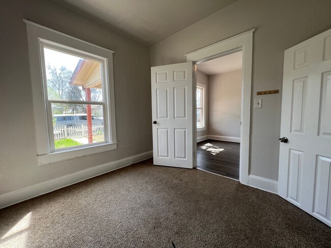 Building Photo - Two Bedroom One Bathroom in Englewood.