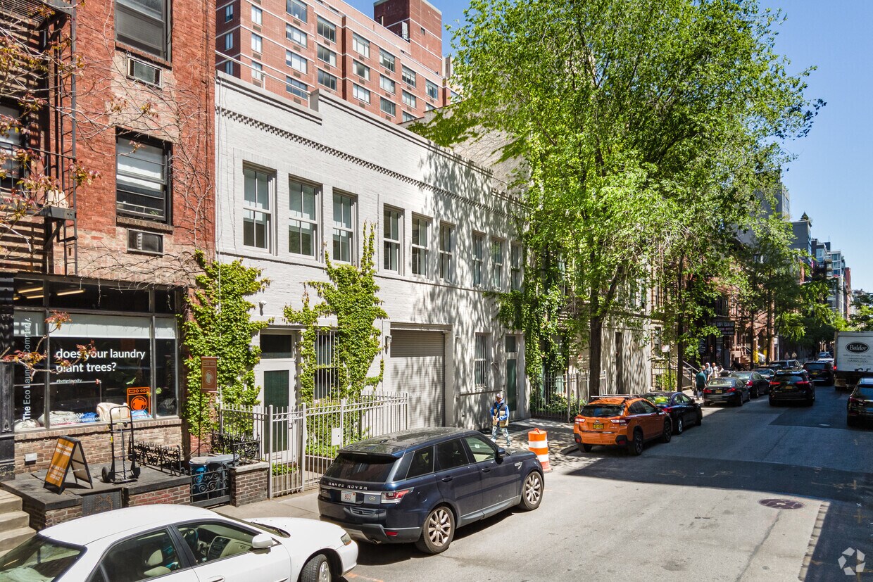 Primary Photo - 239-243 W 18th St