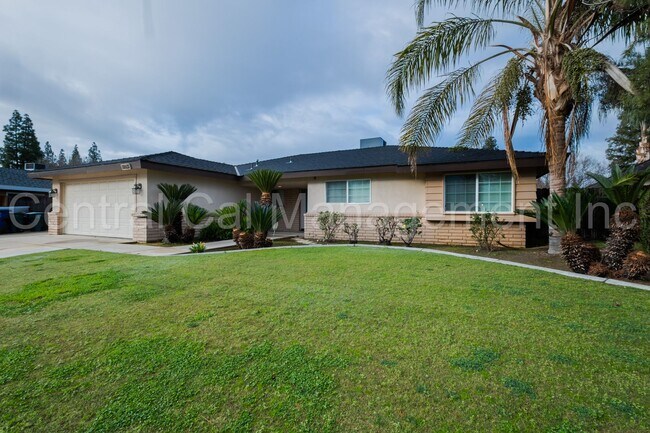 Building Photo - 3 Bedroom/2 Bath Home - $2195 per month!