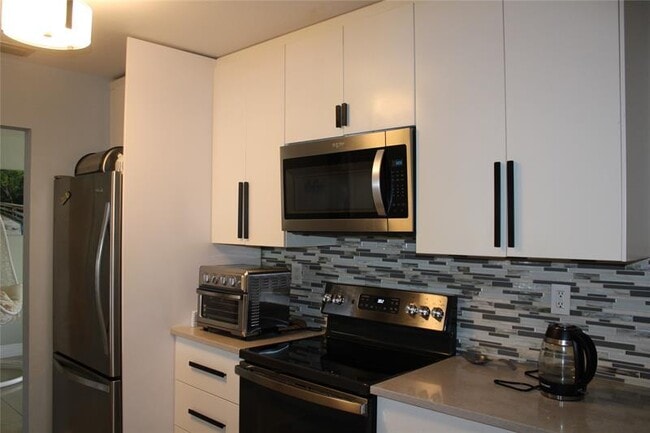 Building Photo - 7204 NW 71st Ave