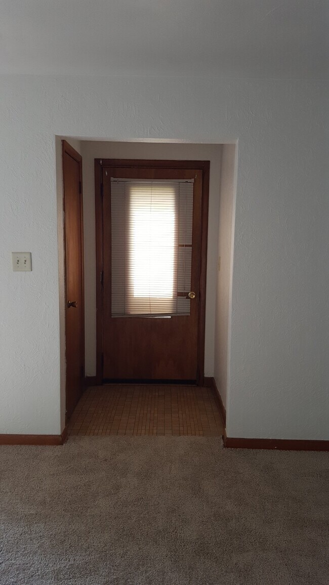 ENTRY - 2529 W Richwoods Blvd