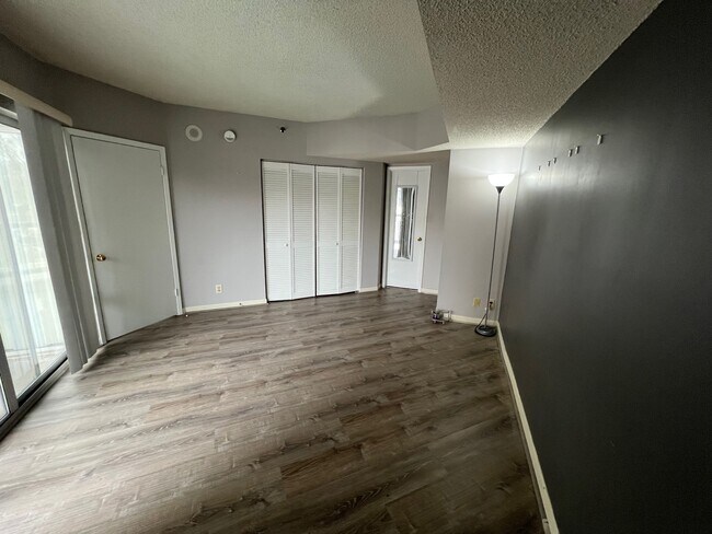 Building Photo - 900 19th Ave S