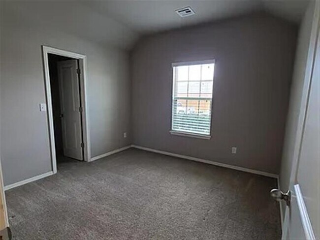 Building Photo - Available immediately!