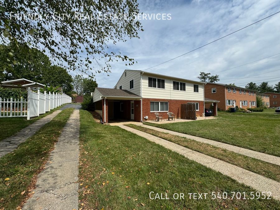 Primary Photo - Location, Location, Location! Downstairs o...