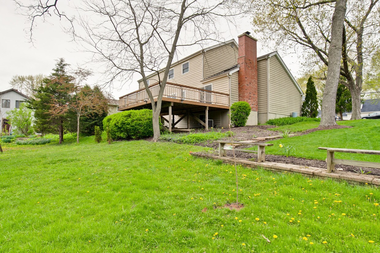 Primary Photo - 337 W Roslyn Rd