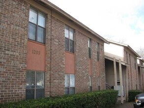 Building Photo - 1203 W 49th St