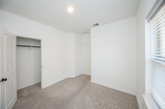 Building Photo - 42514 Summer Crst Rd