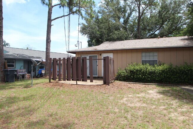 Foto del edificio - North Pensacola 2BR Duplex with Private Pa...