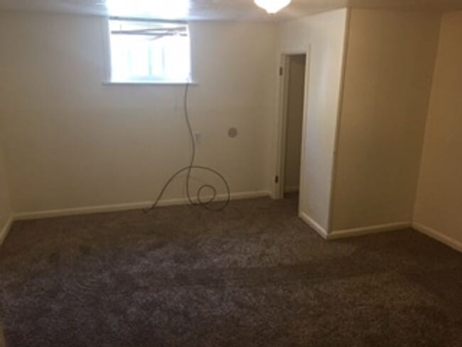 Building Photo - Spacious studio apartment located near downtown Idaho Falls!