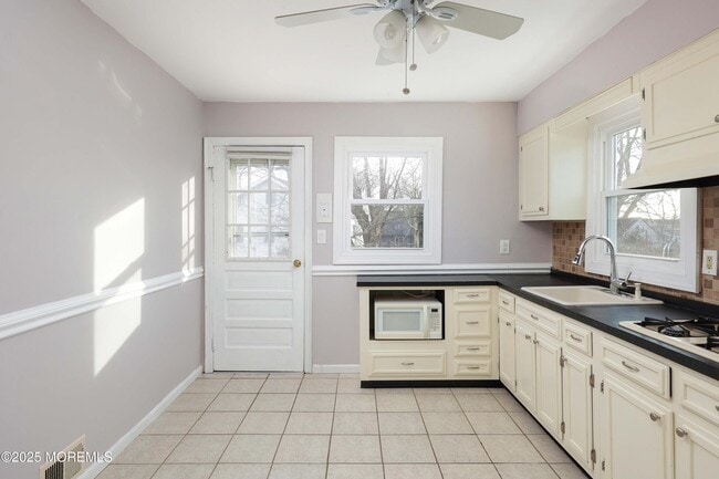 Building Photo - 22 Commodore Ave